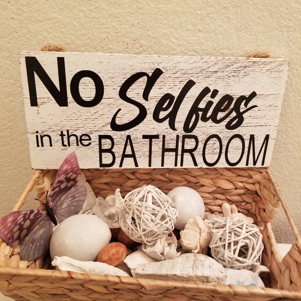 "No Selfies" Sign